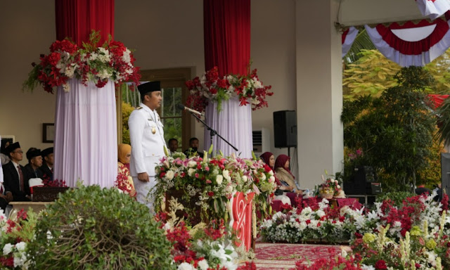 Wagub Vasko Pimpin Upacara Penurunan Bendera, Tegaskan Komitmen Jaga Merah Putih
