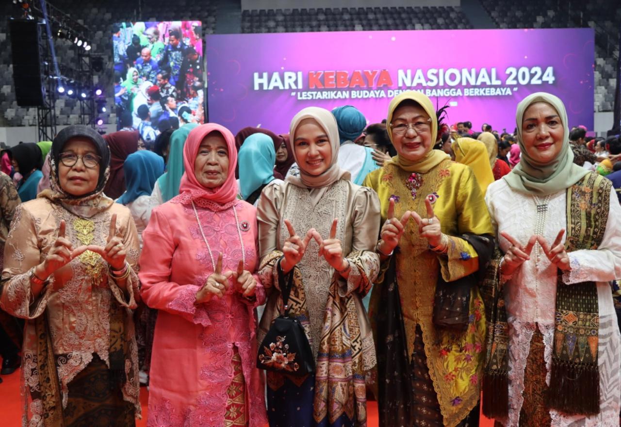 Ketua BKOW Sumbar Hadiri Puncak Peringatan Hari Kebaya Nasional 2024