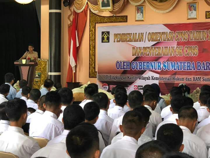 Gubernur Irwan Prayitno Serahkan SK CPNS  Secara Simbolis 