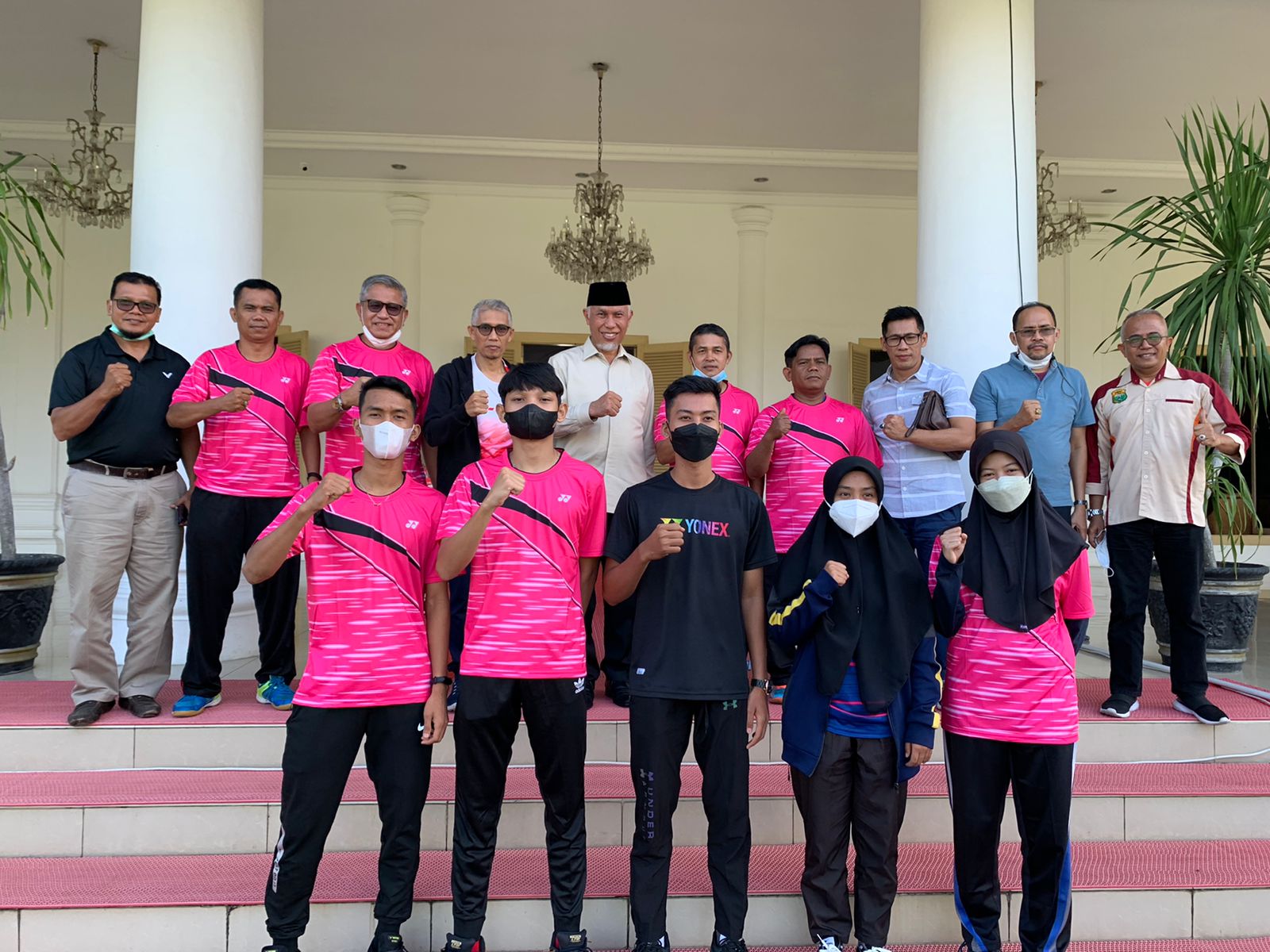 Gubernur Mahyeldi Lepas Atlet Seleksi Nasional Badminton