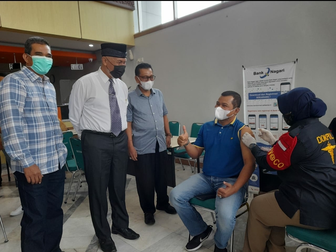 Gelar Vaksinasi Untuk ke-8 Kalinya, Gubernur Mahyeldi Tinjau Vaksinasi Covid-19 Bank Nagari