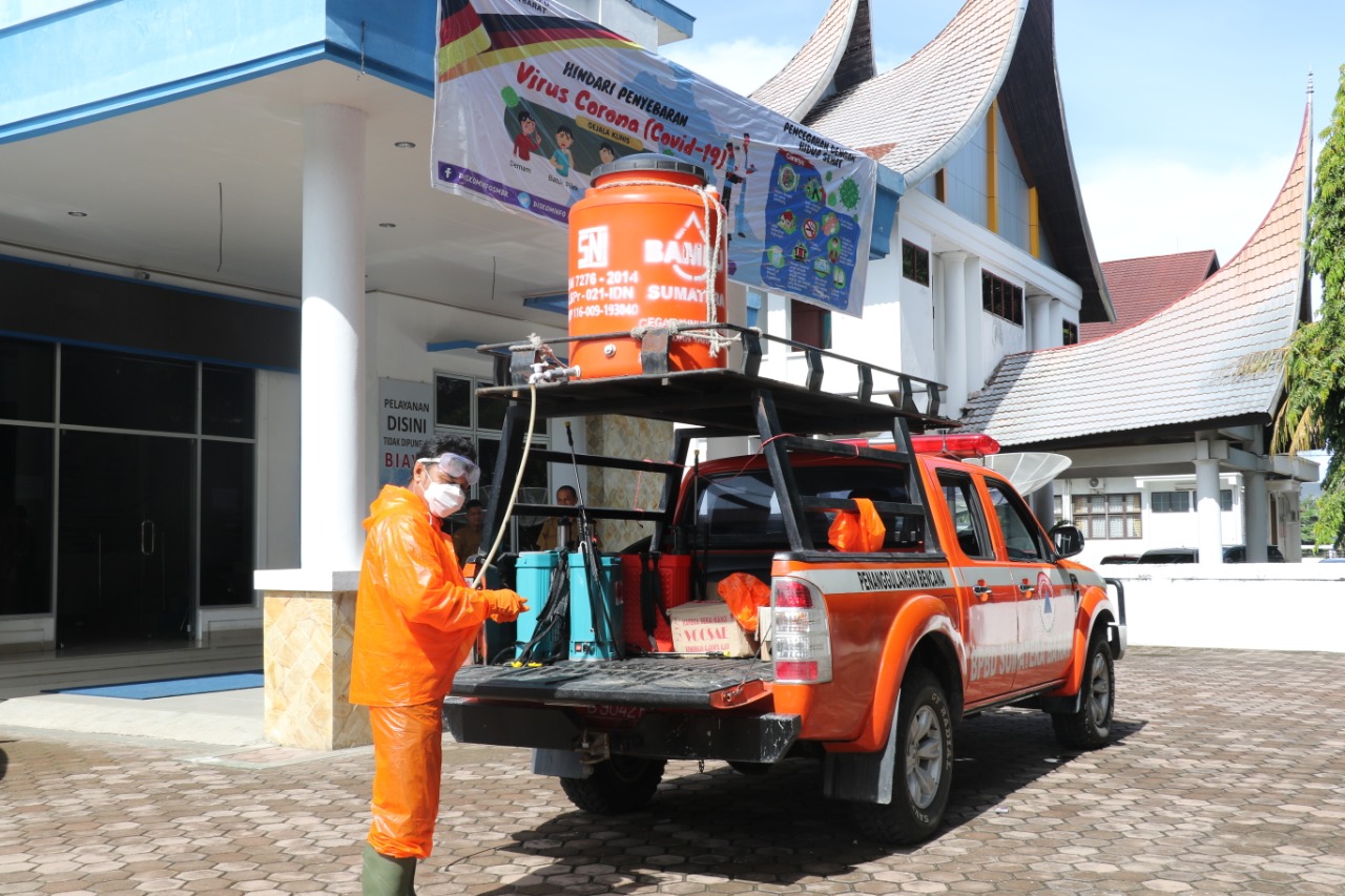 BPBD Sumbar Lakukan Penyemprotan di Area Kantor Diskominfo