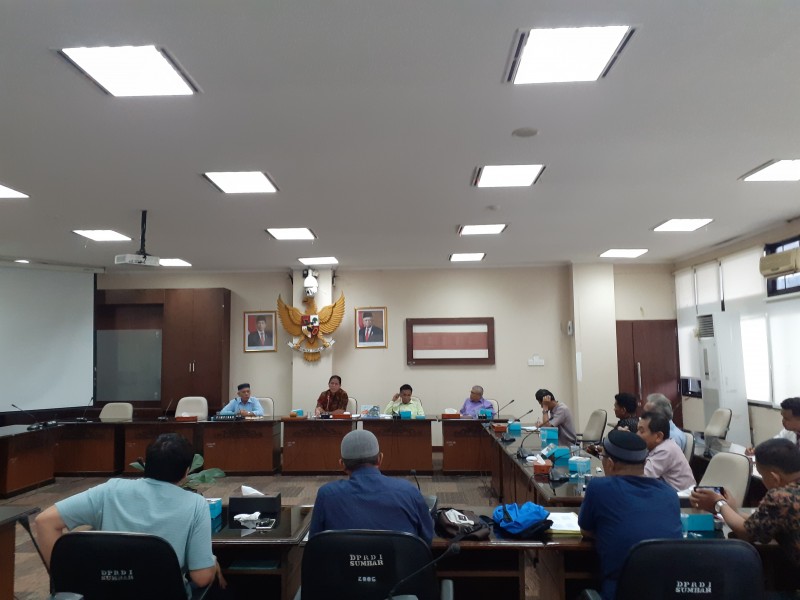 Pedagang korban kebakaran Pasar Ateh Bukittinggi mengadu ke DPRD Sumbar