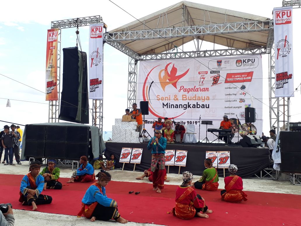 Pagelaran Seni dan Budaya Dalam Rangka Sosialisasi Pemilu 2019 dan Pilkada 2018 Digelar Oleh KPU Sumbar