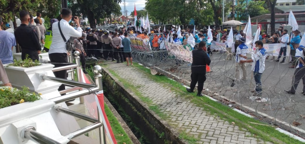 Tiga kali sudah Ketua DPRD Sumbar tanda tangani surat penolakan UU Cipta Kerja