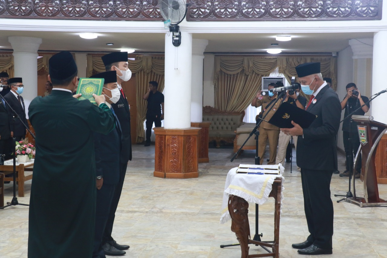 Gubernur Mahyeldi Lantik 78 Pejabat administrator dan Pengawas