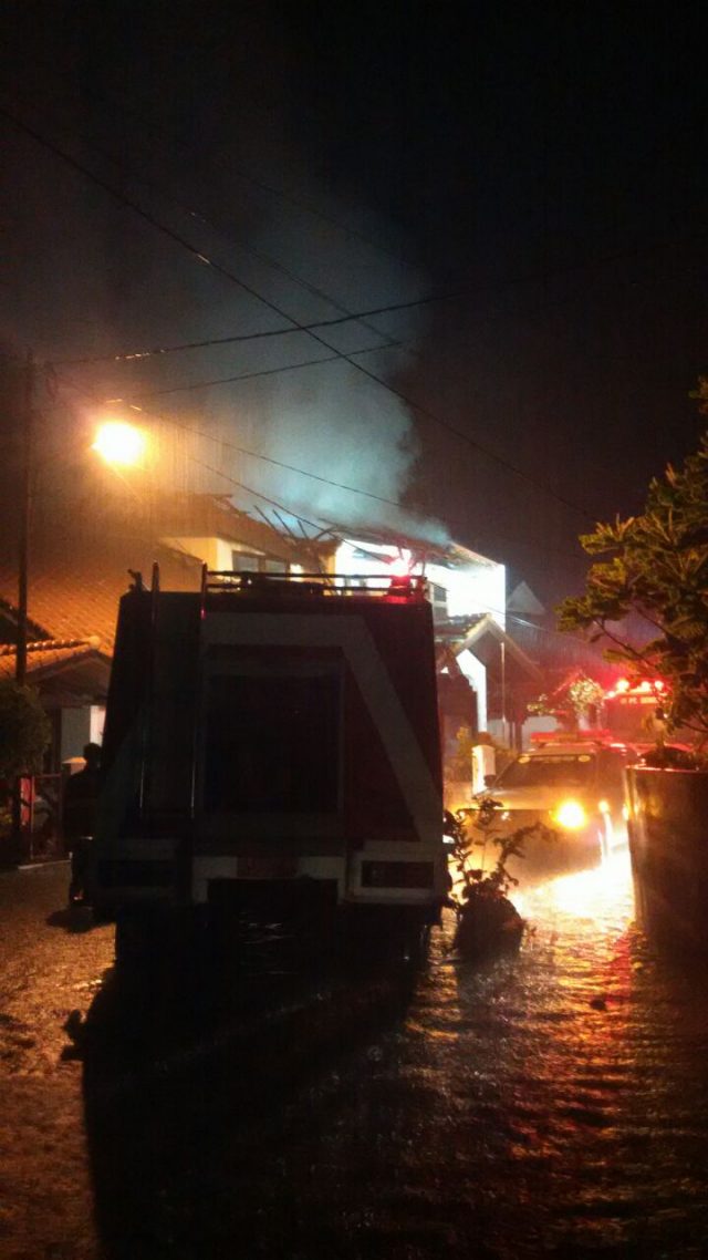 Petir Menyambar Rumah Warga Komplek Palimo Indah