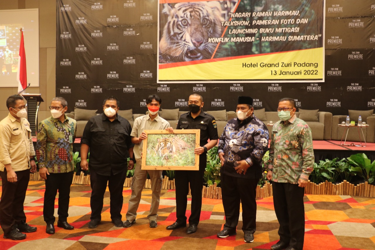 Komit Dukung Pelestarian Harimau Sumatra, Wagub Sumbar Luncurkan Buku Mitigasi Konflik Manusia - Harimau 