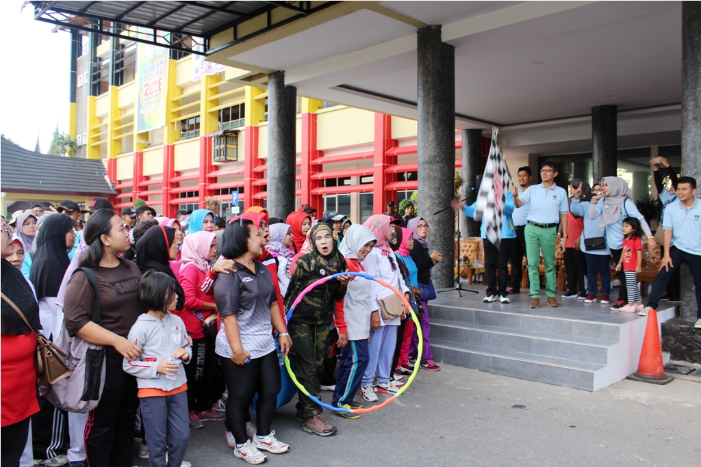 GUBERNUR LEPAS RATUSAN PESERTA JALAN SANTAI