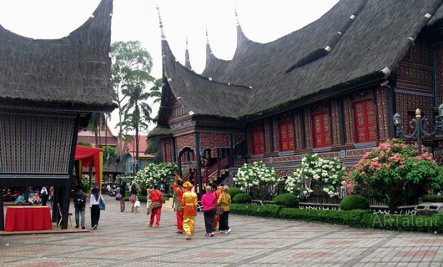 ANJUNGAN SUMBAR TMII LAKUKAN PEMBINAAN DALAM RANGKA MENINGKATKAN KUNJUNGAN