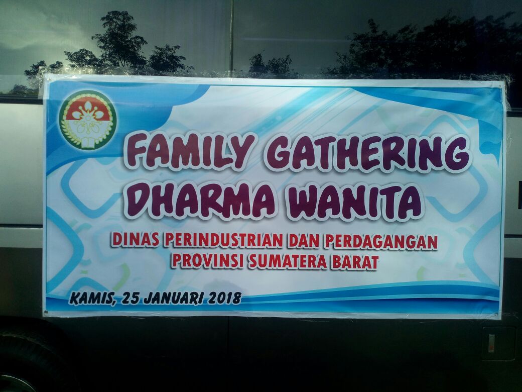 DHARMA WANITA DINAS PERINDUSTRIAN DAN PERDAGANGAN PROVINSI SUMATERA BARAT MELAKSANAKAN FAMILY GATHERING
