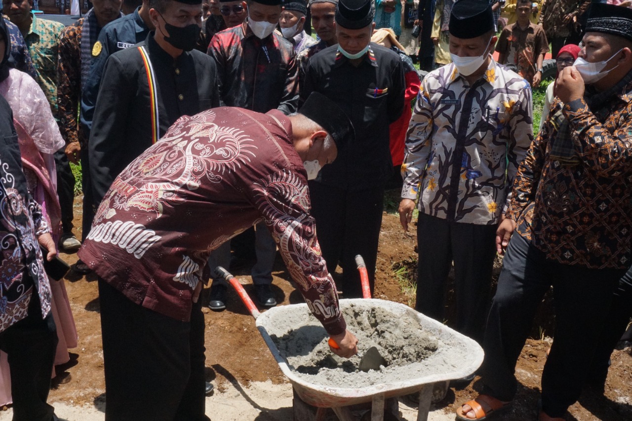 Gubernur Mahyeldi Letakan Batu Pertama Pembangunan Balai Adat di Subarang Parik