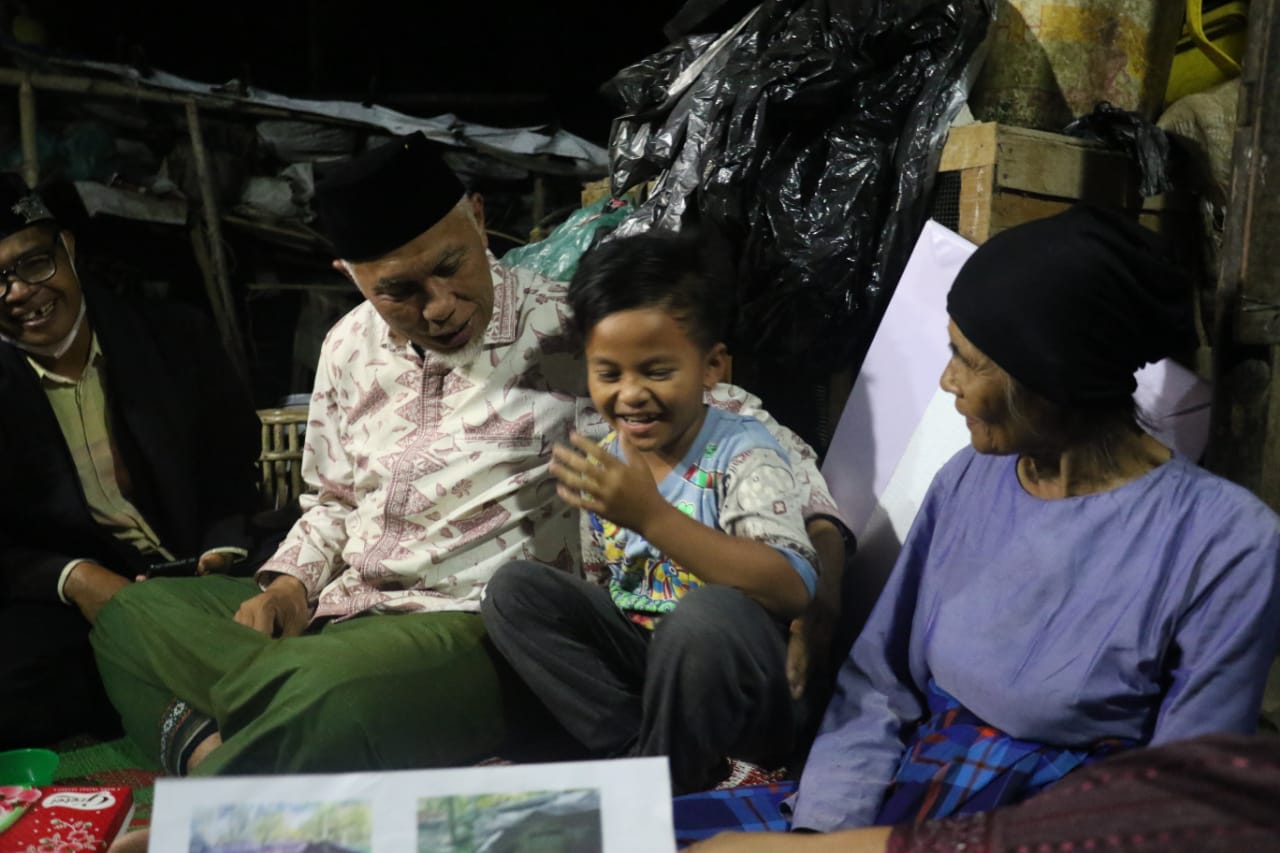 Gubernur Sumbar Sahur di Gubuk Reyot Bersama Calon Pilot