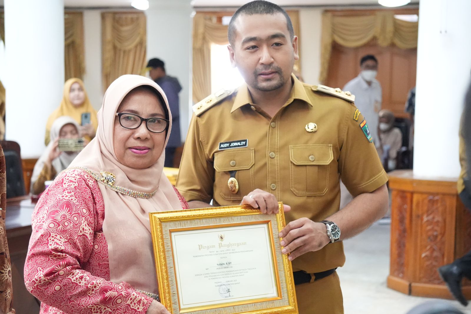 Apresiasi Pengabdian Purnakarya, Wagub Audy Joinaldy Serahkan Piagam Penghargaan