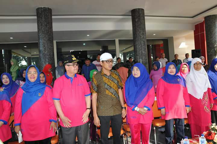 GUBERNUR DAN WAGUB SUMBAR BERGEMBIRA RIA BERSAMA ANAK-ANAK