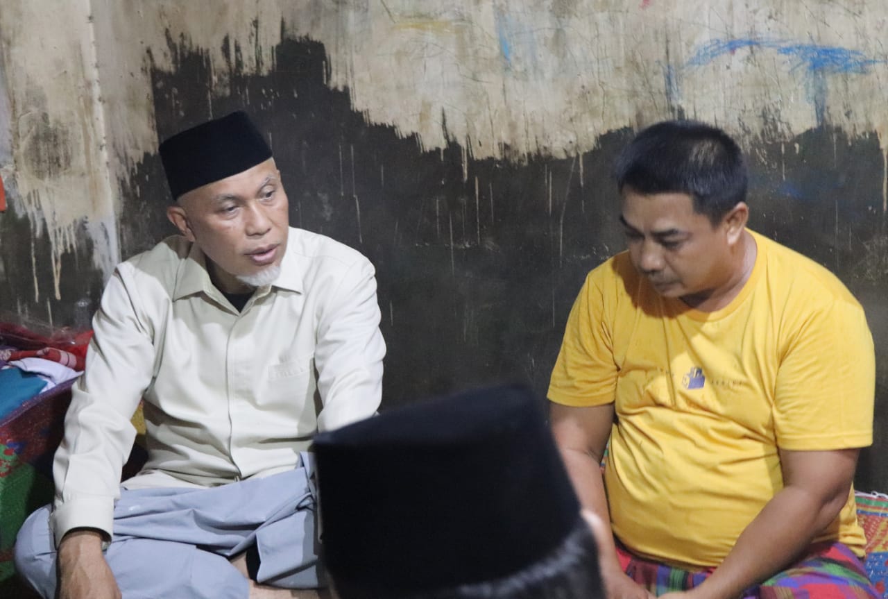 BUYA SINGGAH SAHUR DI BEKAS GUDANG PENGGILINGAN PADI, RUMAH WARGA 2 X 11 KAYU TANAM