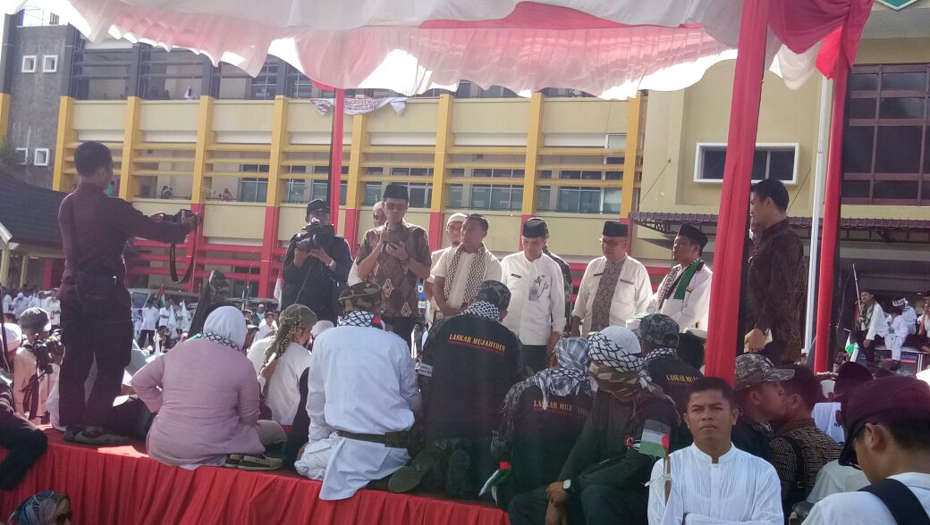 Gubernur Sumbar sambut massa pengunjuk rasa bela Palestina di Kantor Gubernur.