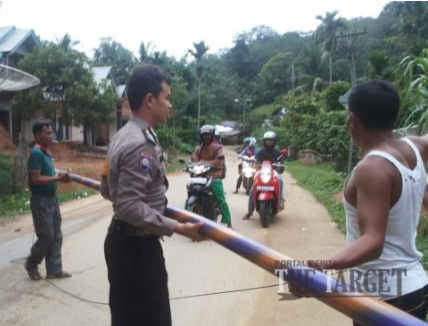  Polisi Tertibkan Portal Jalan Diduga Jadi Sarang Pungli