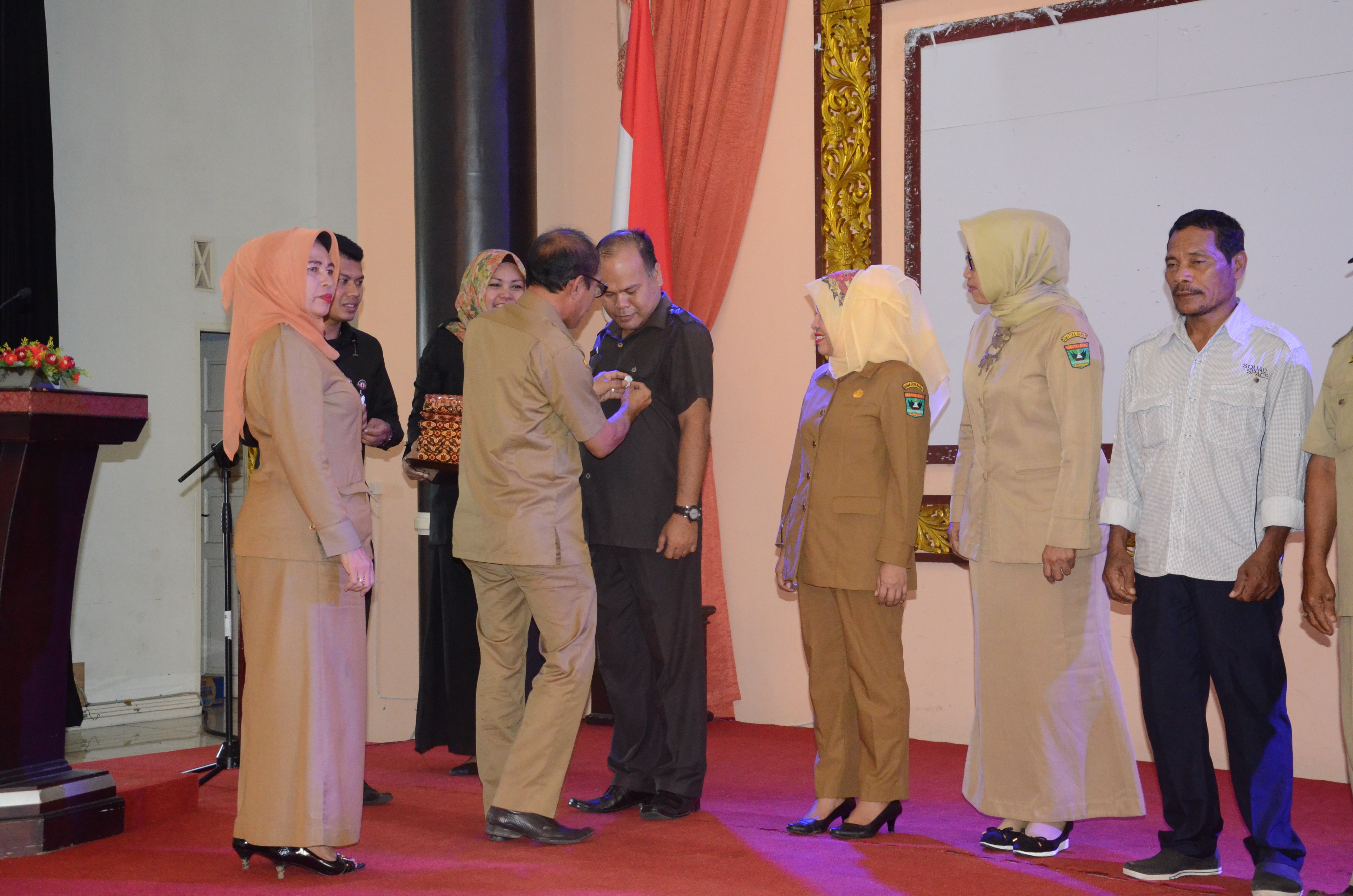 Sosialisasi Pemakaian Pin Tolak Gratifikasi oleh Kepala Biro Umum Sekretariat Daerah Provinsi Sumatera Barat Bapak Heri Nofiardi, SE, MM