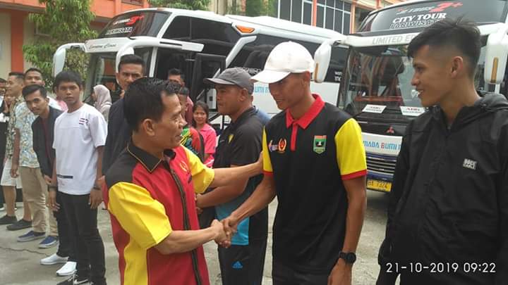 KETUA KONI SUMBAR LEPAS CABOR SEPAK BOLA DAN ATLETIK KE PORWIL X