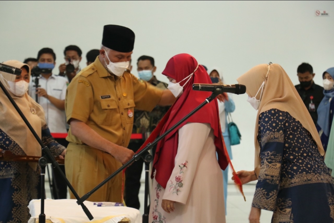 Gubernur Kukuhkan Ny. Harneli Mahyeldi Sebagai Bunda PAUD Provinsi Sumbar