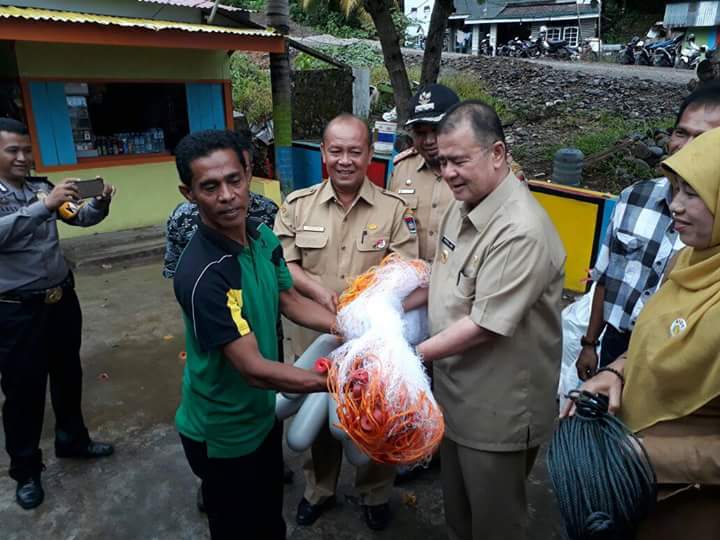 Wagub Nasrul Abit Serahkan Bantuan Alat Tangkap Udang dan Ikan