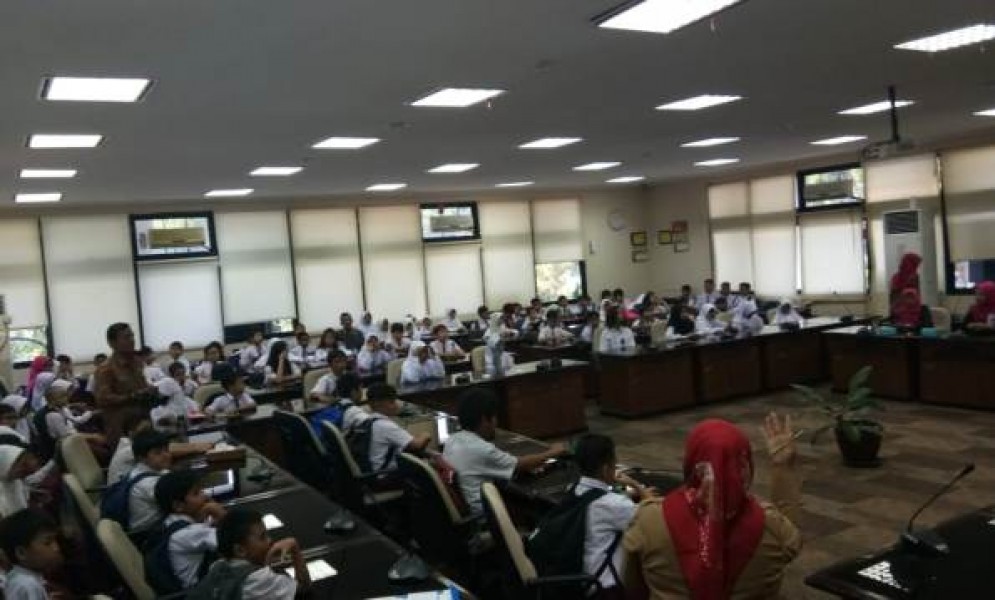 Siswa SD Yari School Berkunjung ke Gedung DPRD Sumbar