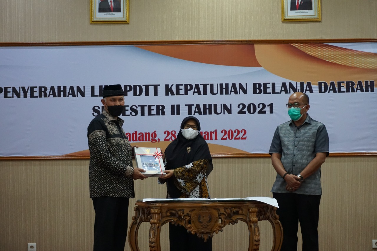 Gubernur Mahyeldi Terima LHP PDTT Kepatuhan Belanja Daerah Semester II 2021