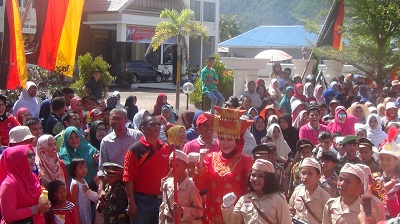 Padati Ruas Jalan Painan, Masyarakat Saksikan Pawai Budaya Dan Alogori