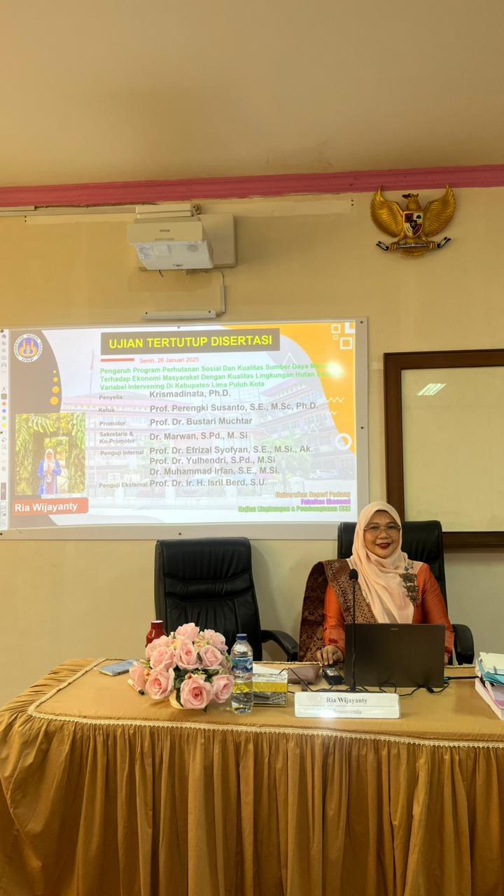 Kepala Biro Adpem Pemprov Sumbar, Ria Wijayanty, Raih Gelar Doktor di UNP: Soroti Dampak Perhutanan Sosial Terhadap Ekonomi Masyarakat