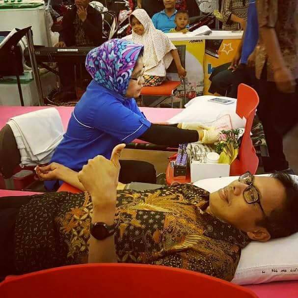 GUBERNUR SUMBAR IKUT DONOR DARAH