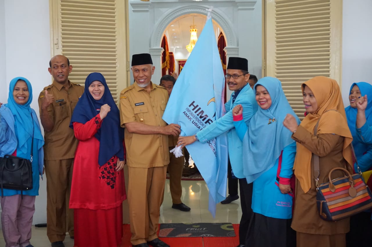 Perjuangkan Hak Guru PAUD, Gubernur Sumbar Lepas Rombongan HIMPAUDI ke Silang Monas