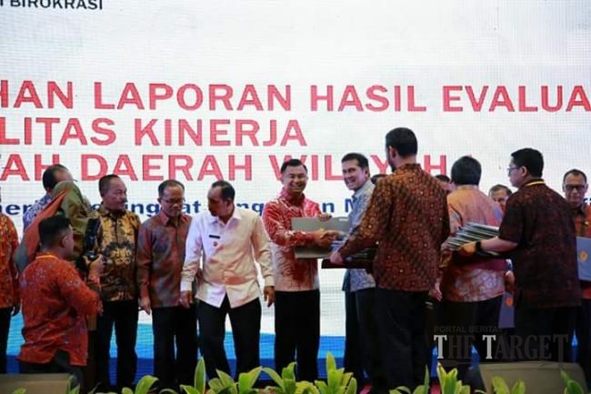 Nilai Lakip Dharmasraya Meroket, Sutan Riska Terima Langsung Rapor Lakip