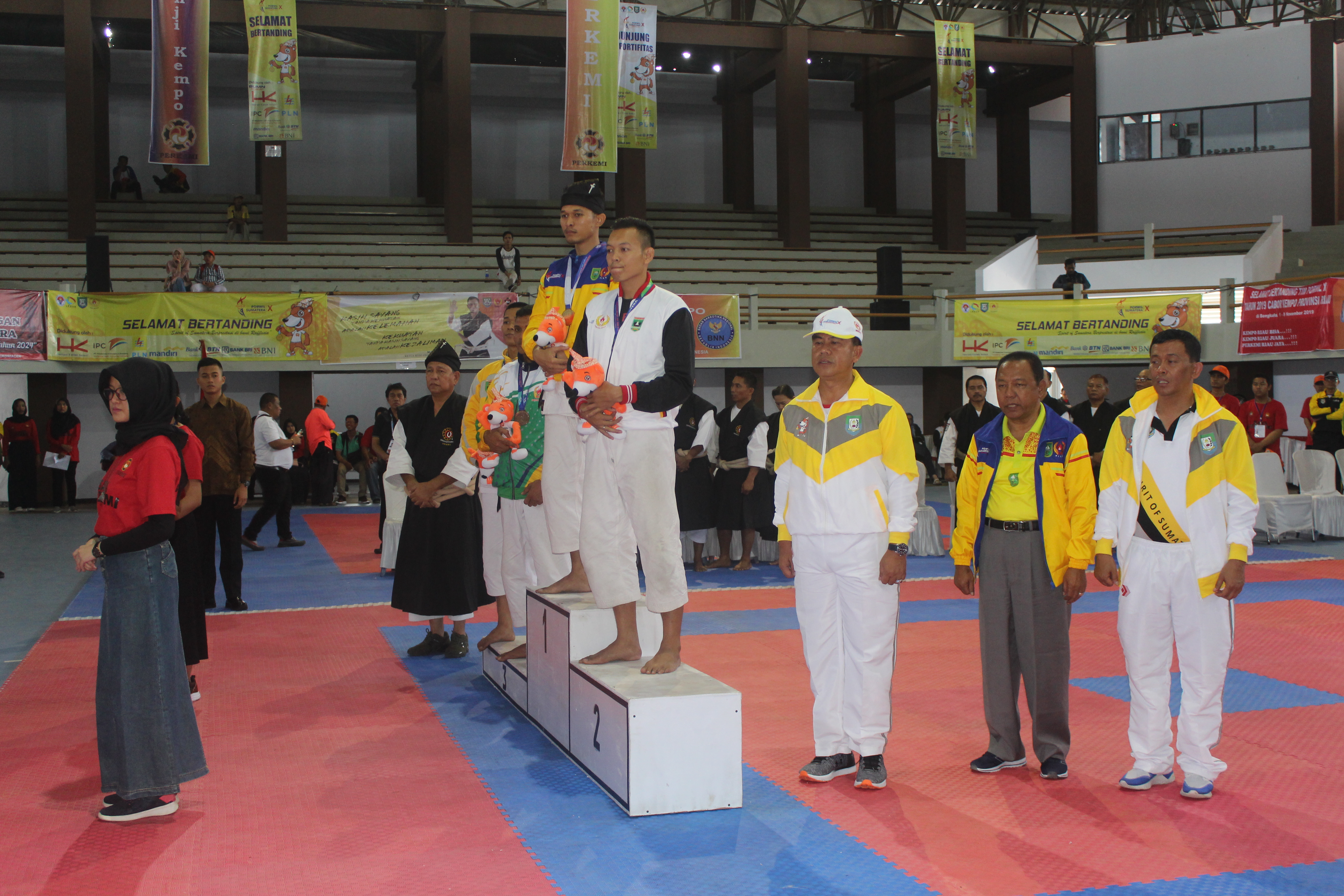 NIKO TERIMA PERAK HASIL KEPUTUSAN JURI DI ARENA KEMPO PORWIL X HARI TERAKHIR