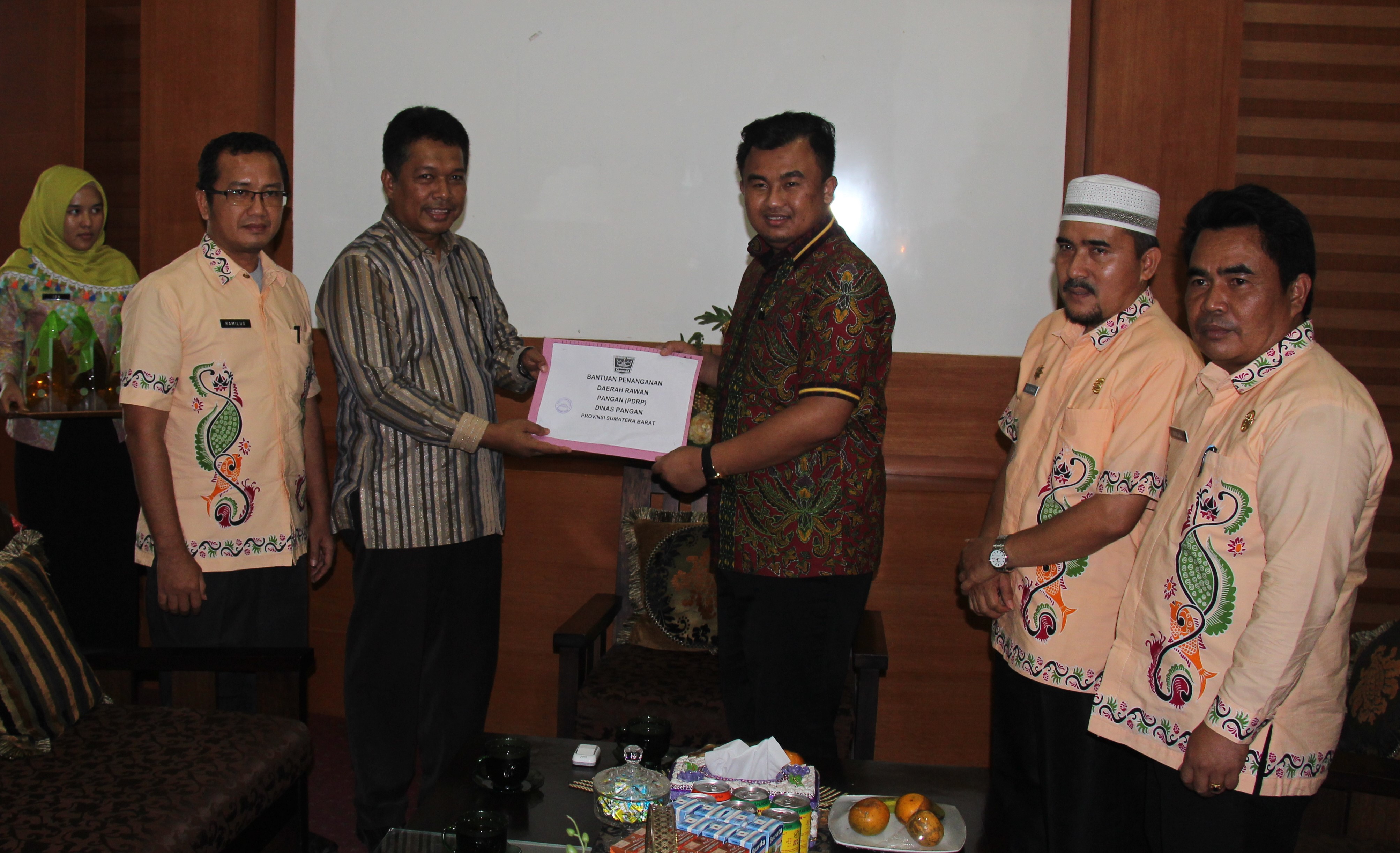 Dinas Pangan Prov. Sumbar Menyerahkan Bantuan ke Kab. Dharmasraya