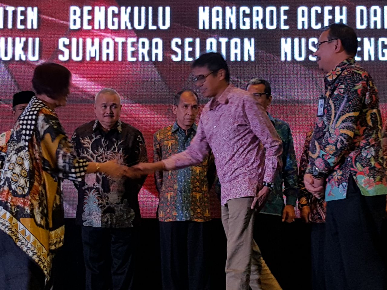 Gubernur Irwan Prayitno Terima Indonesia Attractiveness Award