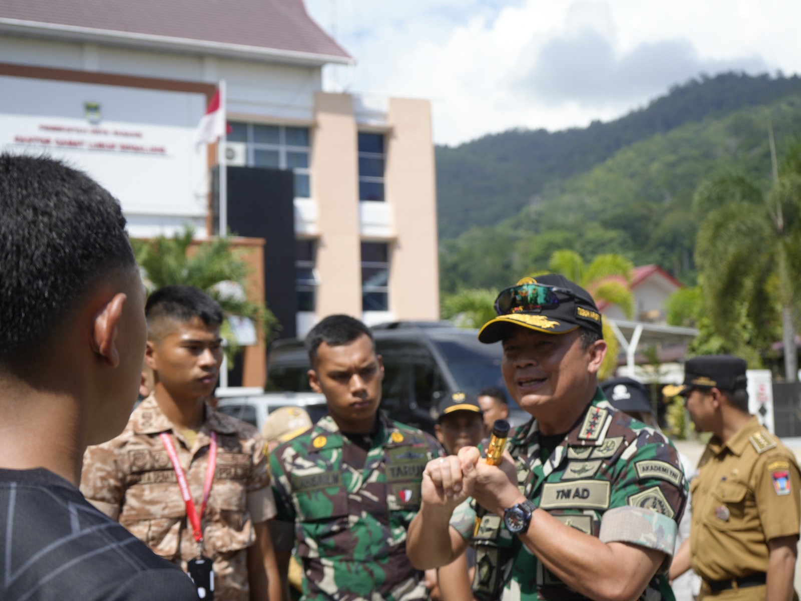 Letjen TNI Teguh Arief Tinjau Kompi BS dan Yontarlat Hiu Latsitardanus XLIII di Kecamatan Lubuk Begalung dan Kota Pariaman