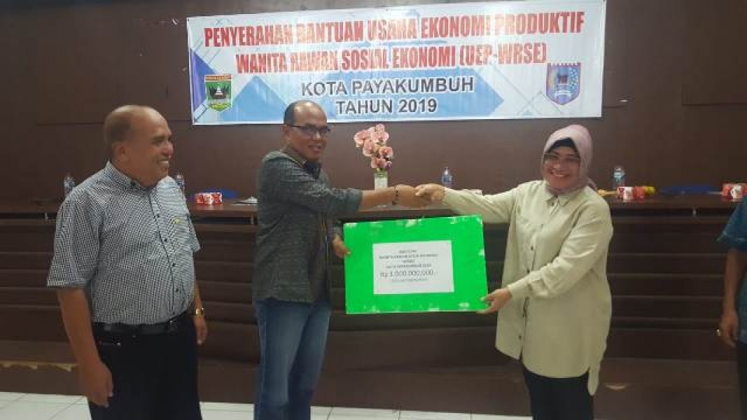 Ketua DPRD Sumbar Serahkan Bantuan UEP WRSE di Payakumbuh
