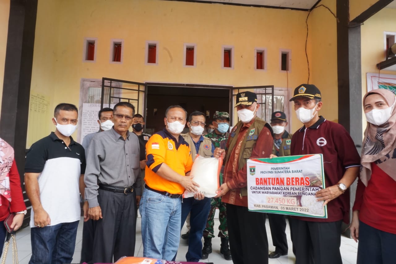 Pastikan Tidak Kekurangan, Gubernur Mahyeldi Serahkan 150 Ton Beras Bantuan Cadangan Pangan