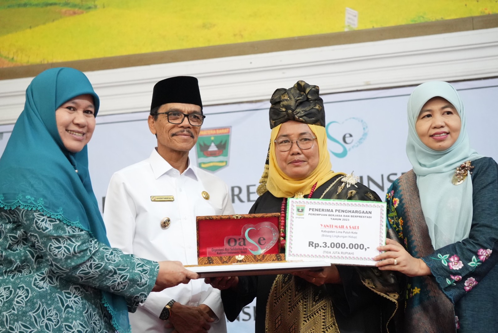 Ketua TP - PKK Sumbar Serahkan  Penghargaan Kepada 19 Perempuan Sumbar Berjasa dan Berprestasi