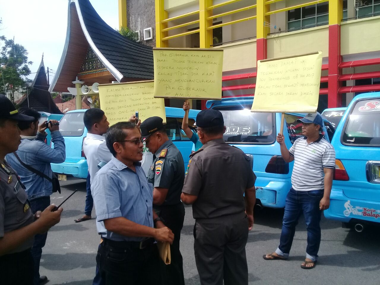 Pengamanan Aksi Unjuk Rasa Sopir Angkutan Kota Menolak Keberadaan Angkutan Berbasis Online Di Kantor Gubernur Sumatera Barat