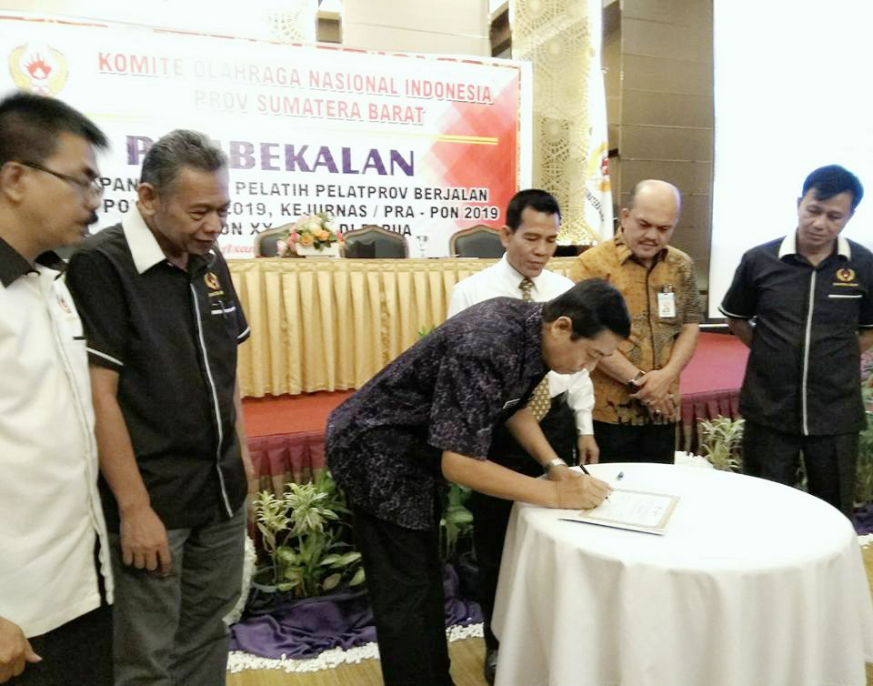 KADISPORA BUKA PELATPROV BERJALAN KONI SUMBAR