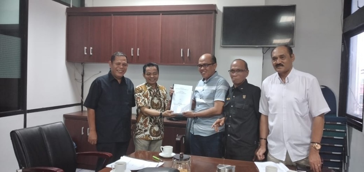 Dokumen Interpelasi Resmi Diserahakan ke Ketua DPRD Sumbar