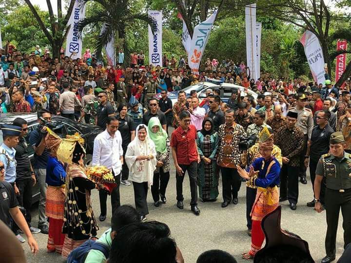Warga Solok Sambut Jokowi