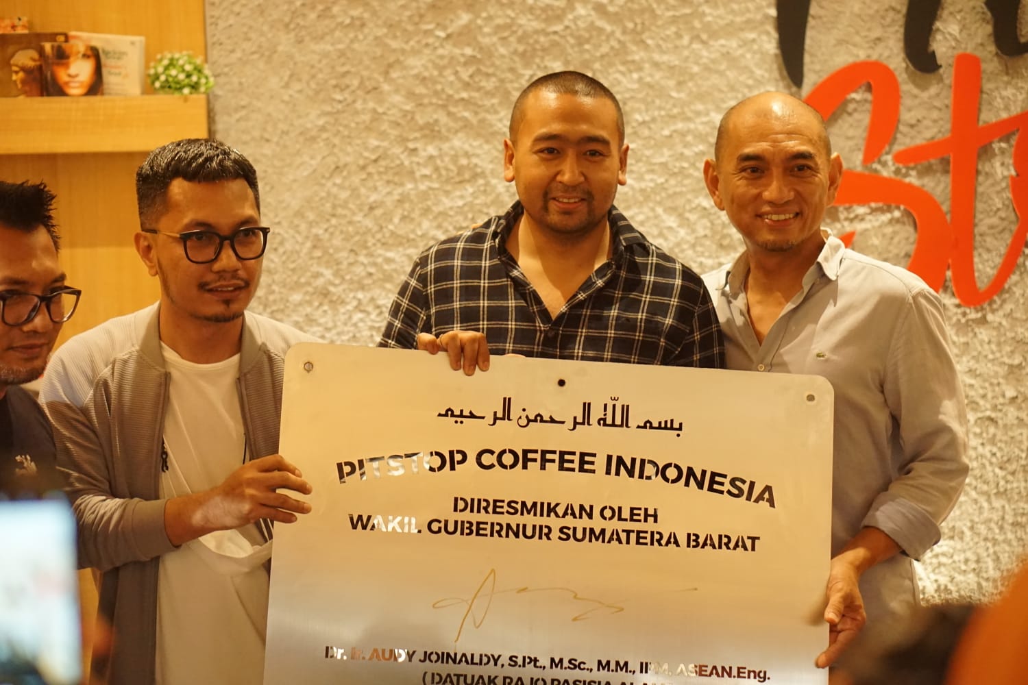 Dukung UMKM Tak Kenal Batas Wilayah, Wagub Audy Resmikan Pitstop Coffee di Makassar