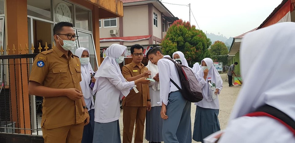 Antisipasi Dampak Kabut Asap, SMKN 1 Painan Bagikan Masker Gratis