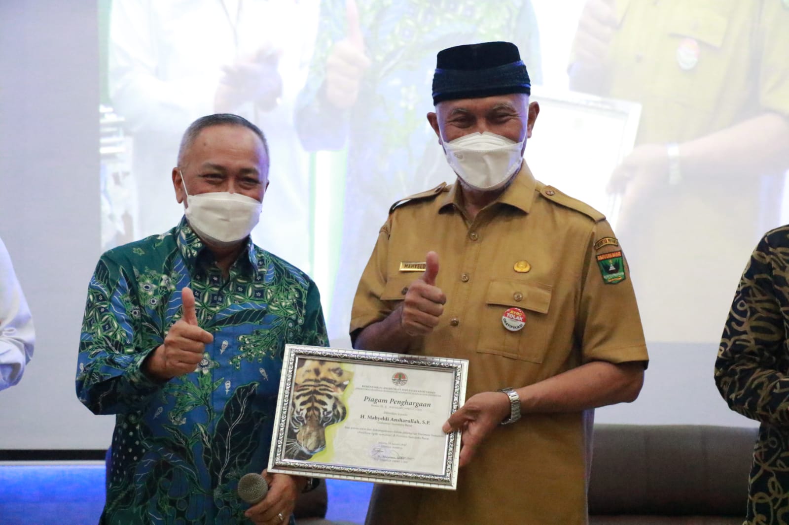 Gubernur Mahyeldi Terima Penghargaan Atas Dukungan Konservasi Harimau Sumatra 
