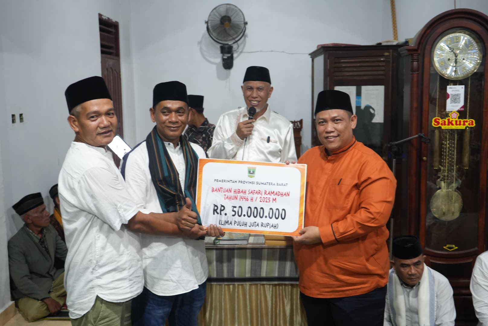 Serahkan Bantuan Pembangunan Masjid, Gubernur Mahyeldi Ingatkan Orangtua Agar Tidak Meninggalkan Generasi Yang Lemah