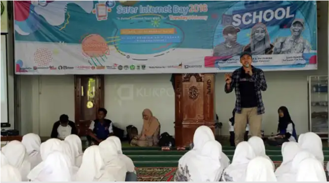 Mari Cerdas Dalam Berselancar di Dunia Maya