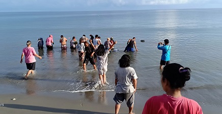 Tradisi Mentawai “Mu Unjuik” / Mencuci Pakaian Orang Meninggal di Laut